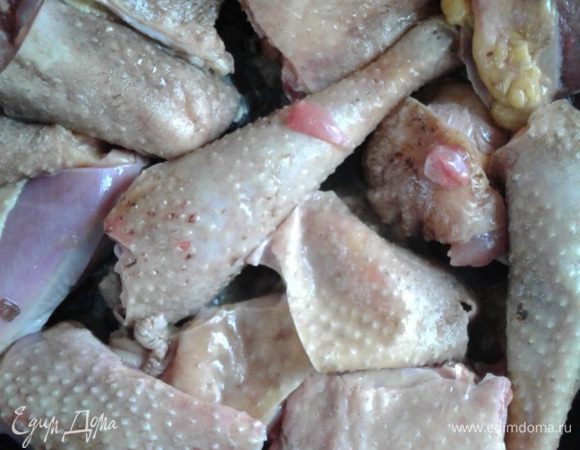 Мясо поделить на порционные кусочки. На разогретую сковороду без добавления масла отправить мясо, обжарив его с двух сторон. При нагревании индоутка отдает достаточное количество жира, которого хватает для обжаривания.