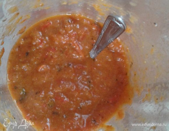 Готовый соус остудим и измельчим с помощью блендера.