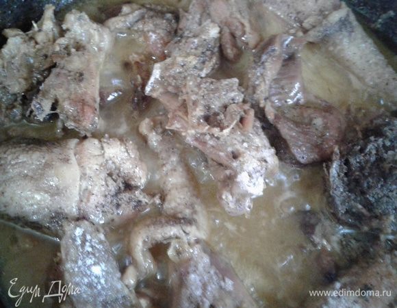 Теперь возвращаемся к нашей индоутке. К концу приготовления количество бульона должно значительно уменьшиться. На этом этапе я обычно добавляю соль и перец молотый. Перемешиваю.
