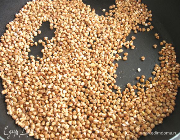 Гречневую крупу перебрать, прокалить на сухой сковороде до тех пор, пока зерна не начнут потрескивать. 