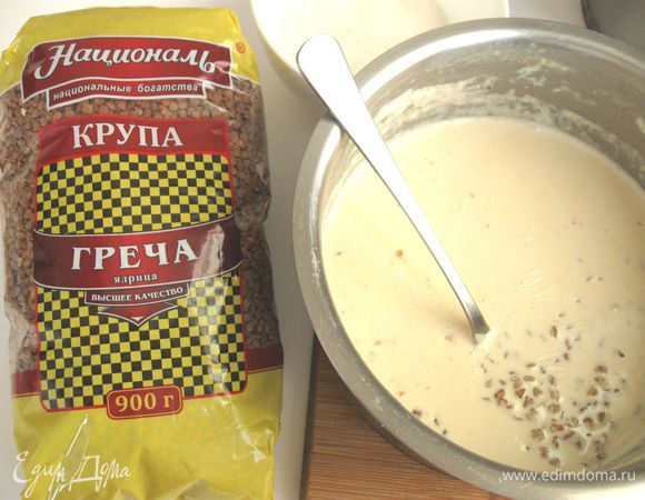 Молоко (325 граммов) и сливки смешать, довести до кипения, добавить соль, гречневую крупу, уменьшить огонь, сварить гречку до готовности. Во время варки крупа отдаст молоку со сливками потрясающий аромат.