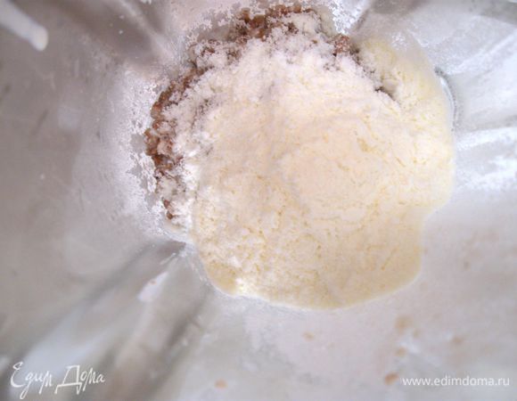 Гречку с молоком и сливками пропустить через сито. Молоко со сливками отставить в сторону. Остывшую до теплого состояния гречку поместить в блендер, добавить сухое молоко, несколько ложек смеси молока со сливками, в которой варилась гречка, измельчить. 