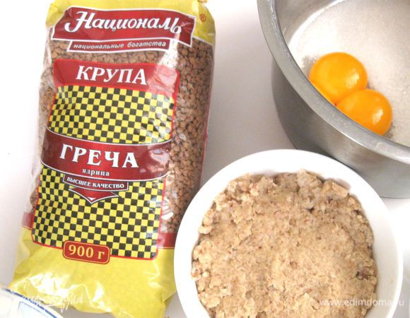 Желтки отделить от белков. Белки не понадобятся. В желтки добавить 60 г сахара. Взбить желтки с сахаром.