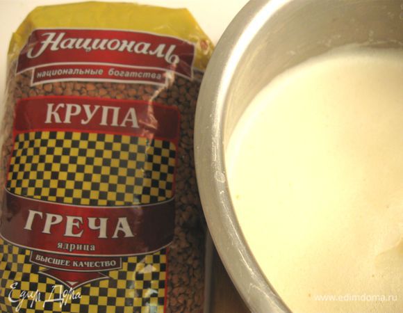 Сливки и молоко (количество оставшейся смеси после варки гречки и добавления молока со сливками  в блендер у меня составило 100 г) дополнить молоком, чтобы общее количество молока со сливками составило  500 г, т. е. влить еще дополнительно 400 г молока. 
Добавить измельченную гречку с сухим молоком, пропущенную через сито. Перемешать. Пропустить смесь еще раз через сито, чтобы структура смеси была однородной, гладкой и шелковистой. Поставить смесь гречки с молоком и сливками на огонь, добавив 40 граммов сахара. Дать закипеть. 
В желтки добавить, переливая тонкой струйкой, горячую сливочно-молочную смесь, постоянно перемешивая ее миксером. Затем поставить смесь на небольшой огонь и, постоянно помешивая венчиком, довести до температуры в диапазоне 83 — 86°С, смесь должна слегка загустеть. Важно не перегревать, чтобы смесь не расслоилась. Снять с огня. Перелить в холодную кастрюлю. Если у вас теплоемкая кастрюля или сотейник с толстым дном, то процедуру по переливанию смеси следует повторить несколько раз.
