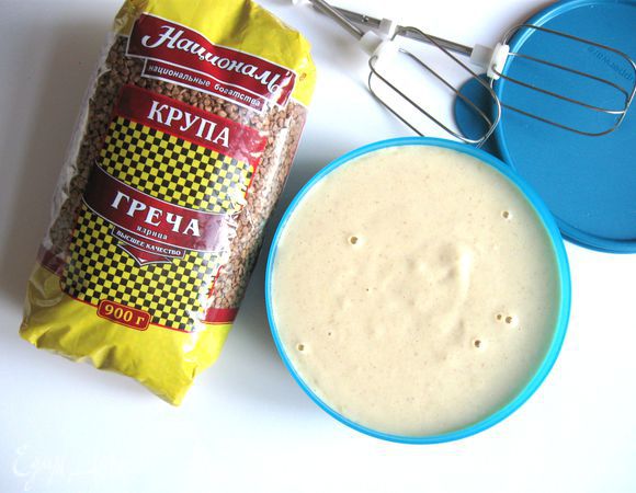 Когда смесь полностью остынет, залить ее в контейнер, закрыть плотно крышкой и поместить в морозильную камеру. Через каждые 30 минут раз 6 — 7 мороженое тщательно перемешать.  Оставить в морозильной камере на 5 — 6 часов.