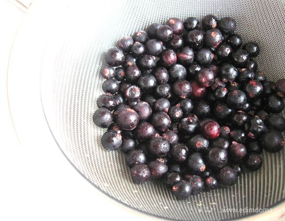 Приготовить ягодное желе. Я использовала для его приготовления замороженную смородину, а также агар-агар. Разморозить ягоды, пропустить их через сито, поместить в сотейник с водой то, что осталось на сите (кожура с частью мякоти), добавить сахар, проварить несколько минут.