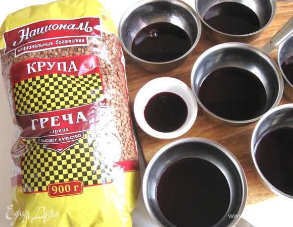 Поместить раствор в формочки тонким слоем и убрать в холодильник на 20 — 30  минут.