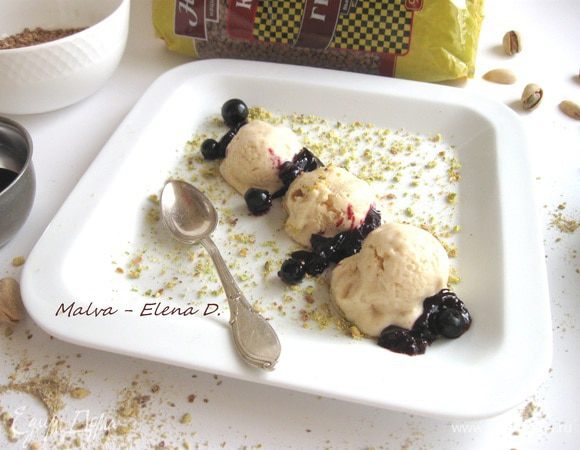 Подавать порционно, предварительно подержав мороженое 10 — 15  минут при комнатной температуре, украсив ягодами, желе и измельченными фисташками. 
Приятного аппетита!