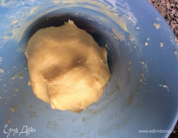 Соединить все и замесить тесто, завернуть тесто в полиэтилен и убрать в холодильник на 30 минут.