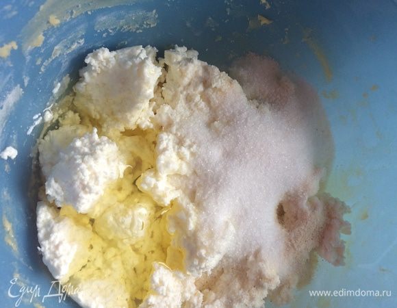 Для начинки соединить творог, белок яйца, сахар, ванильный сахар и столовую ложку манки с горкой.
