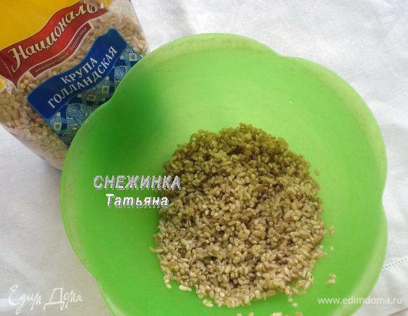 Отмеряем перловую крупу, промываем.