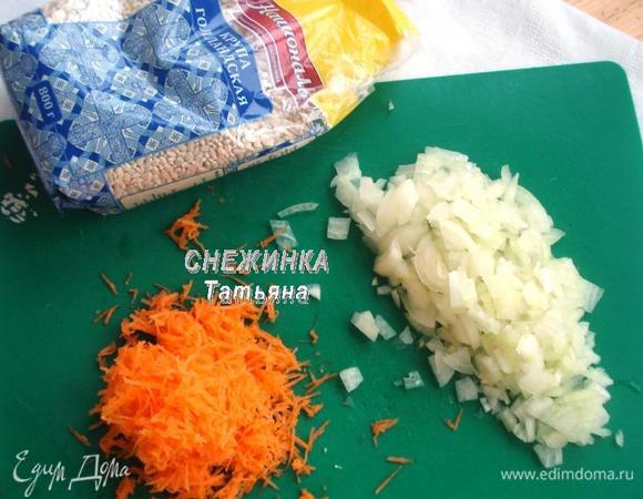 Чистим лук, морковь. Лук мелко измельчаем, морковь натираем  на мелкой сырной терке, также на терке натираем зубок чеснока.