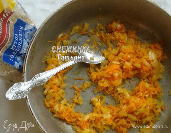 На разогретую сковороду добавляем растительное масло и 1 ст. л. сливочного масла. Кладем лук, обжариваем до прозрачности. Затем добавляем чеснок с морковью. Томим пару минут.