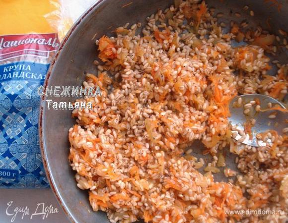 Кладем перловку, обжариваем на небольшом огне, помешивая, чтобы испарилась лишняя влага. Солим, перчим по вкусу.