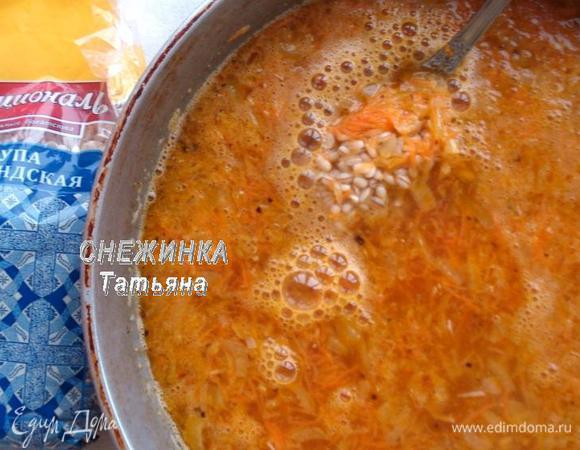 Теперь наливаем пиво, перемешиваем. Накрываем сковороду крышкой и готовим до впитывания перловкой жидкости 30 минут. Если не слишком сильно любите пиво, можно часть пива заменить водой.