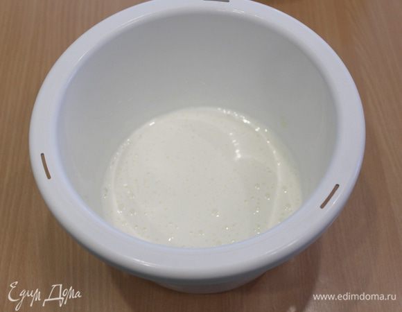 Яйца взбить с сахаром.