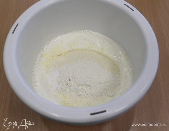 Ко взбитым яйцам добавить йогурт, перемешать, затем сухие ингредиенты, снова перемешать.