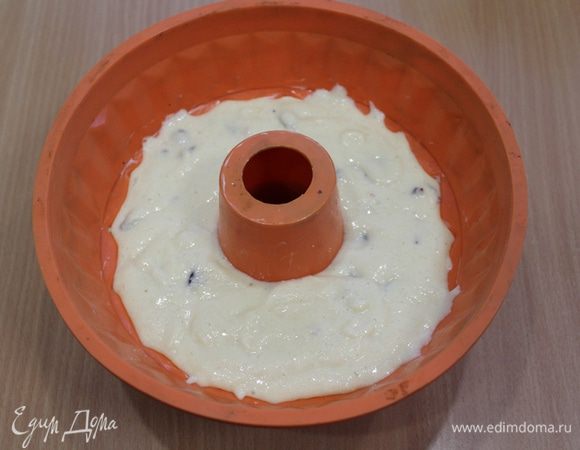 Выложить тесто в смазанную маслом форму и выпекать в разогретой до 170 — 180°С духовке примерно 35 — 40 минут до сухой шпажки. 