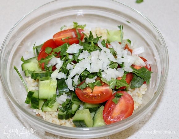 Затем добавить мелко порезанный лук и руколу.