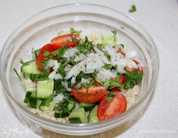 Заправить оливковым маслом с лимонным соком, посолить, поперчить, перемешать.