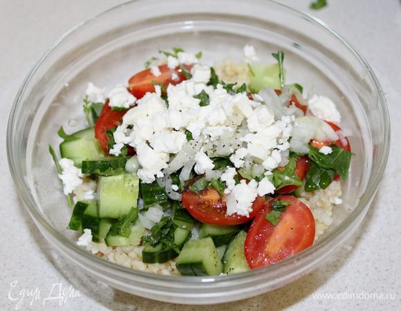 Добавить кусочки брынзы, перемешать.