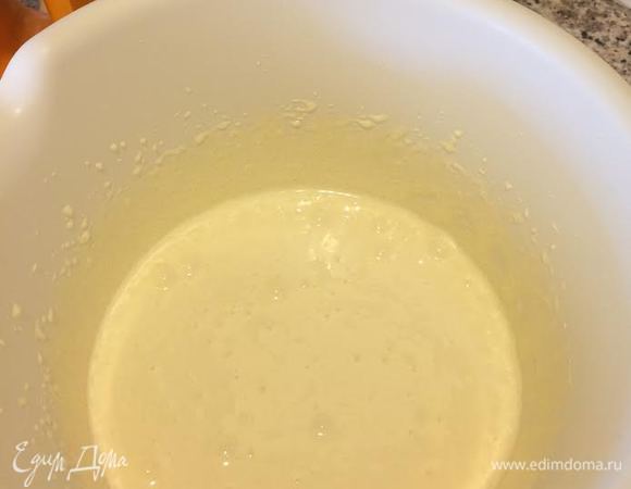 Духовку нагреть до 180°С. В миске хорошо взбить (5 — 10 минут) 2 желтка+яйцо+сахар.