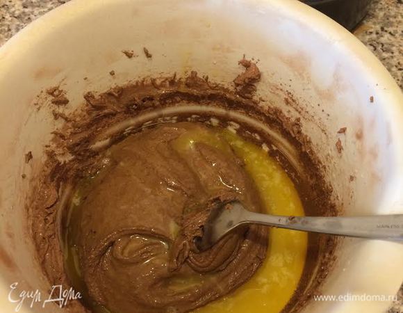 Добавить растопленное сливочное масло и хорошо перемешать ложкой.