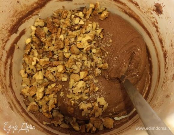 Орехи крупно порезать, добавить в тесто, перемешать.