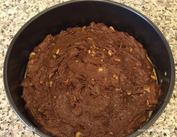 Выложить тесто в форму Д(20) см и разровнять.