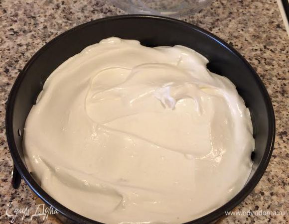 На тесто выложить взбитые белки, разровнять.