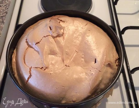 Выпекать 35 — 45 минут. Готовый пирог полностью остудить в форме.