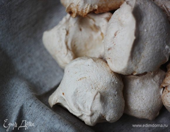 Выстелить противень пергаментом и выложить на него с помощью ложки белково-ореховую массу, формируя «облака». Выпекать 20 — 30 минут при 170°С.