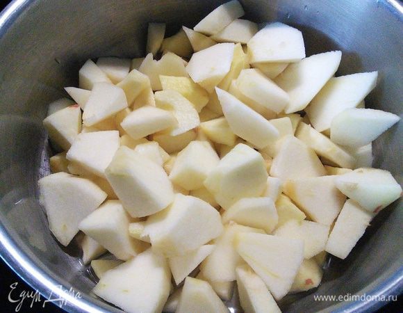 Пока тесто охлаждается, займемся кремом. Понадобится 450 граммов готового яблочного пюре. Для этого очистить 4 крупных яблока, порезать мелким кубиком и отправить в кастрюлю, влить 100 мл воды и тушить на среднем огне до готовности яблок. 