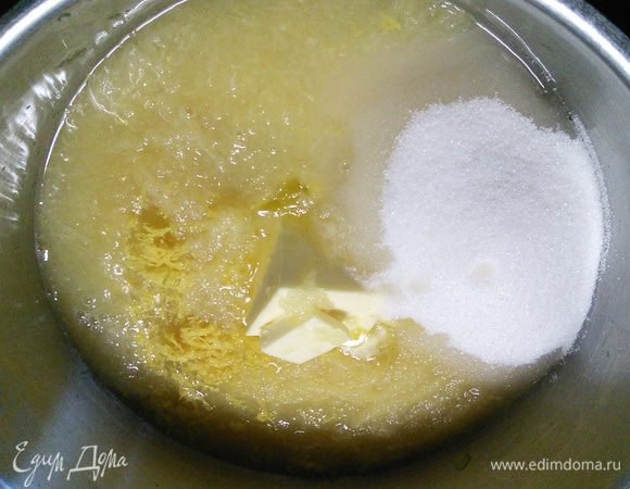 К яблочному пюре добавить сахар, лимонный сок, цедру и масло. 