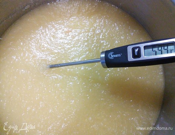 Как только масло растает (температура не выше 60°С), добавить яйца и, постоянно помешивая венчиком, довести до загустения. Тут нужно работать с маленьким огнем, чтобы яйца не сварились, и запастись терпением, т. к. процесс занимает 15 — 20 мин. 