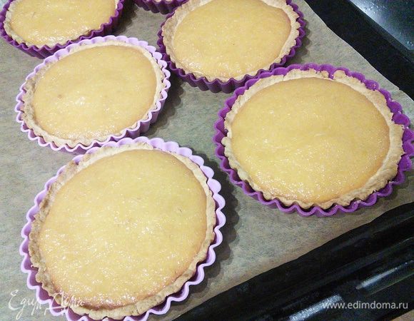 Достать из духовки, извлечь из формочек.