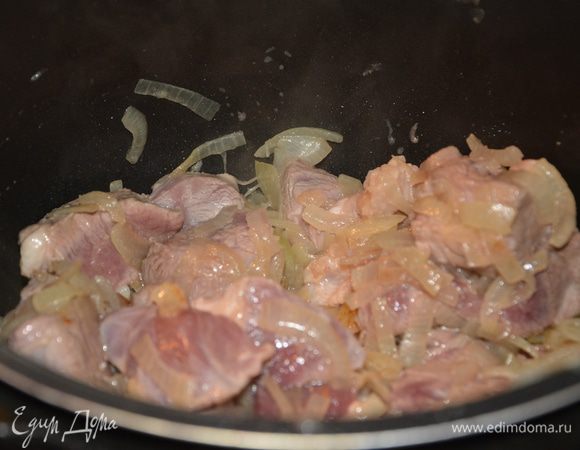 Лук нарезать и обжарить на растительном масле. Добавить баранину и жарить еще 10 минут. Посолить, поперчить, закрыть крышку, клапан, тушить 20 минут.