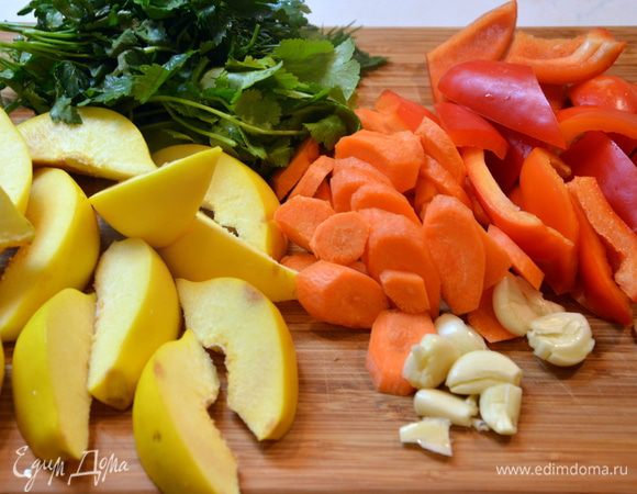 Айву, морковь, болгарский перец крупно нарезать. Чеснок раздавить ножом.