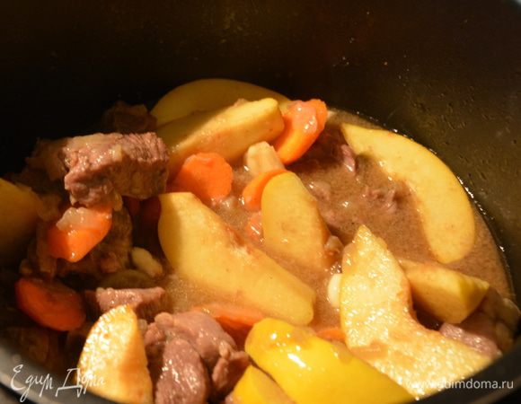 Включить режим «тушение», к баранине добавить мелко нарезанный перец чили, айву и морковь, тушить еще 15 минут.