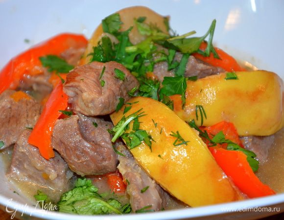 Подавать в глубокой тарелке с отварным картофелем и зеленью.
Приятного ужина!