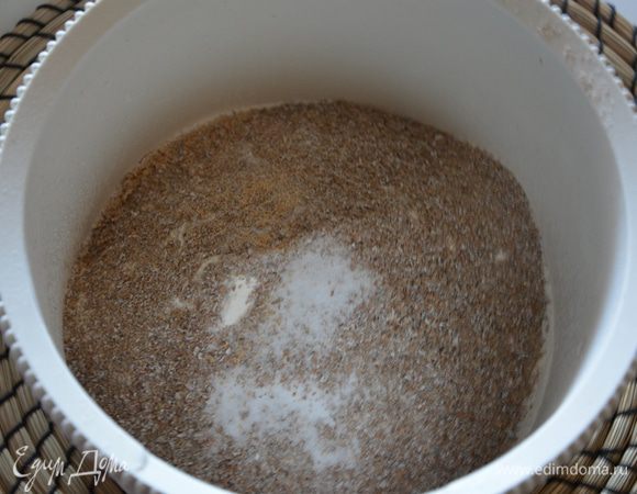Смешать все сухие ингредиенты. Муки возьмите 450 г, далее будете добавлять по мере необходимости.