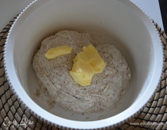 Добавить теплую воду, замесить тесто. Добавить размягченное сливочное масло. 