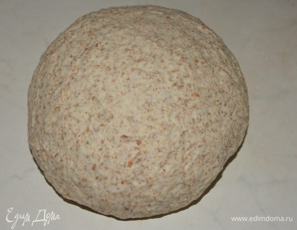 Месить 5 — 7 минут, подсыпая остаток муки сколько потребуется.