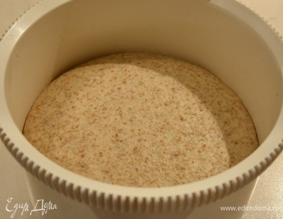 Переложить в миску, накрыть пищевой пленкой и убрать в теплое место на 2 часа.