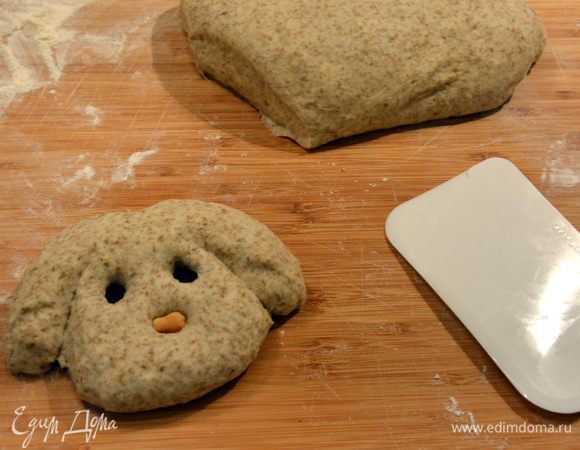 Обмять тесто. Разделить на 4 части. Слепить мордочки (опционально). Убрать в теплое место на 15 минут.