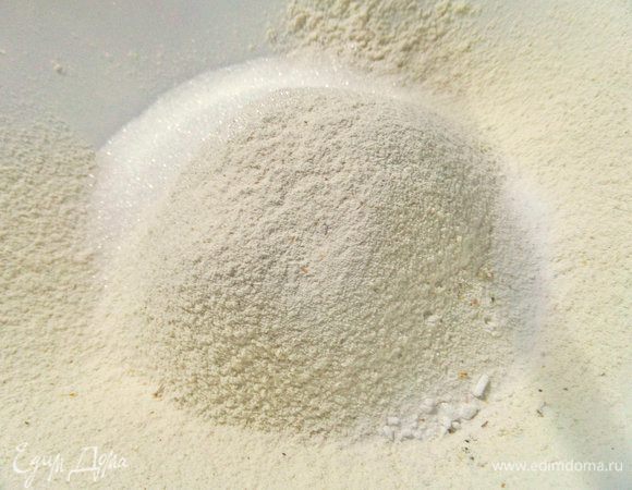 Смешать просеянную муку с содой сахаром. В оригинале сахара 110 г.