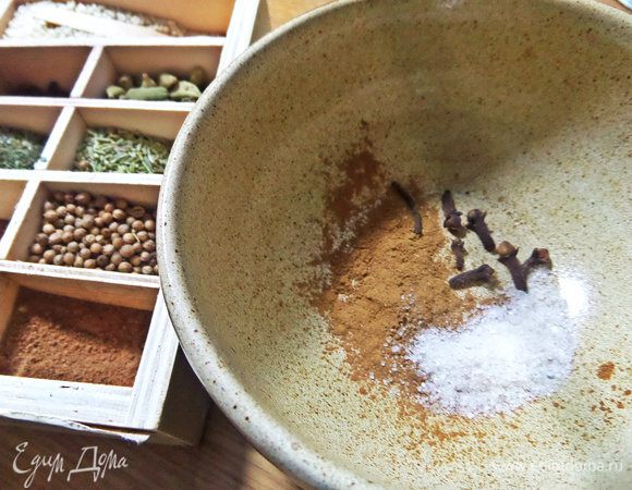 Смешать гвоздику, корицу, ванильный сахар.