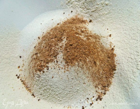 Высыпать к муке.