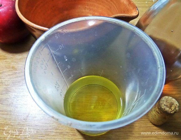 Отмеряем оливковое масло и вливаем к нему ложку уксуса (у меня домашний).