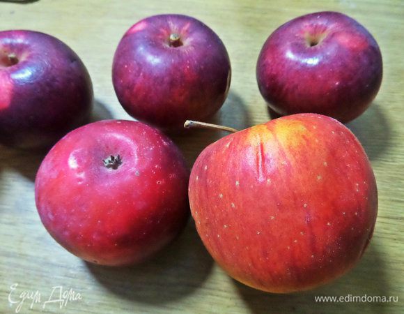 Чистим яблоки. Всего ушло одно больше яблоко на дно формы и 2 средних на стружку в тесто.